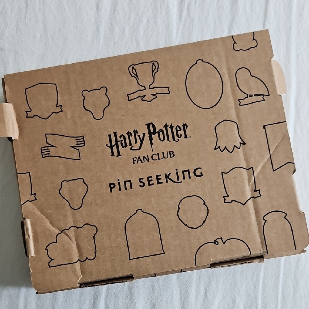 Harry Potter Fan Club -Pin Seeking Gryffindor